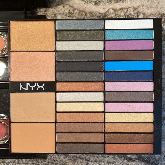 NYX Beauty To Go - The Ultimate Beauty Box Makeup Kit - Picture 6 of 10